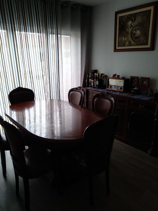 Mesa de sala extensível em madeira maciça com cadeiras em pele