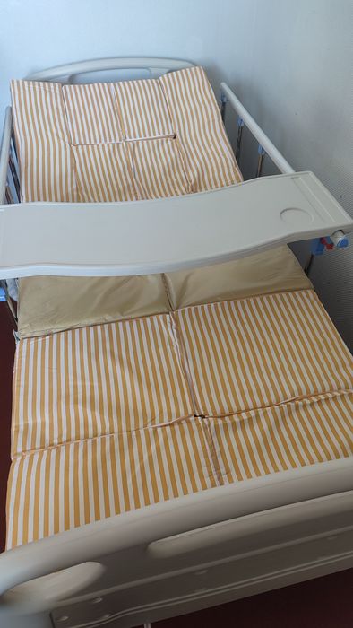 Кровать медицинская с туалетом и функцией бокового переворота для тяже