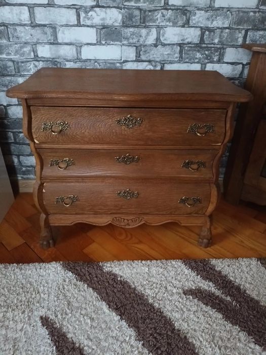 Дерев'яний комод з дзерколом