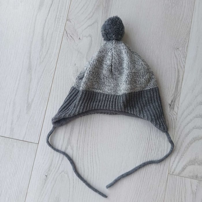 Czapeczka wiązana pod szyją na zimę zadbana