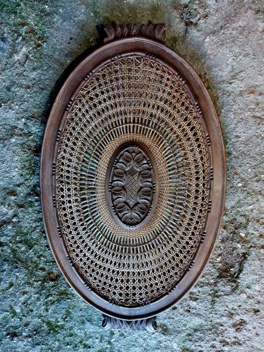 Cabeceira em madeira e empalhado para decoração ou mesa de centro