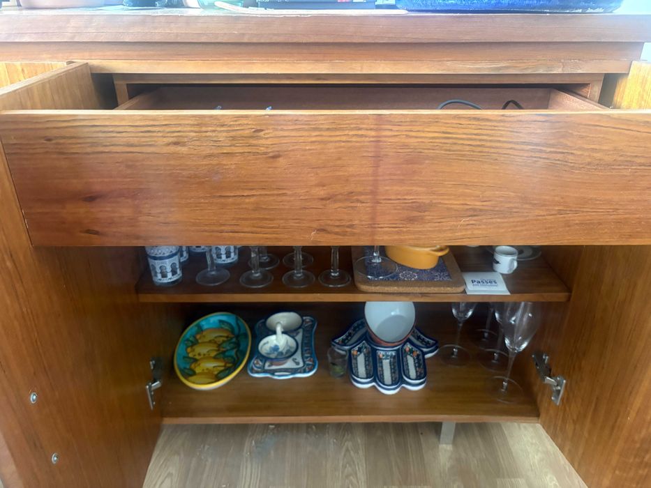 Aparador / Buffet em madeira estilo Mid-Century (+ espelho decorativo)