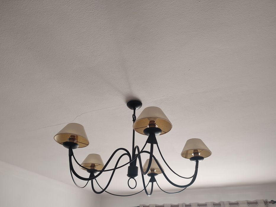 Vendo candeeiro em ferro preto e 5  abajures cremes