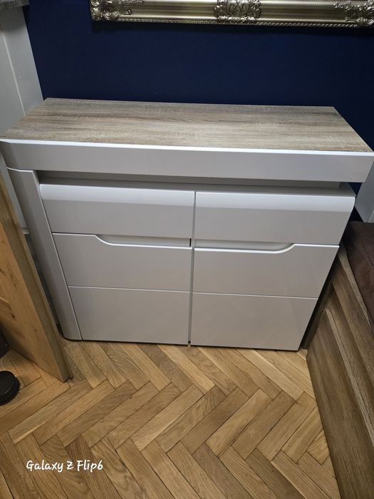 Biała komoda połysk ze światłem led