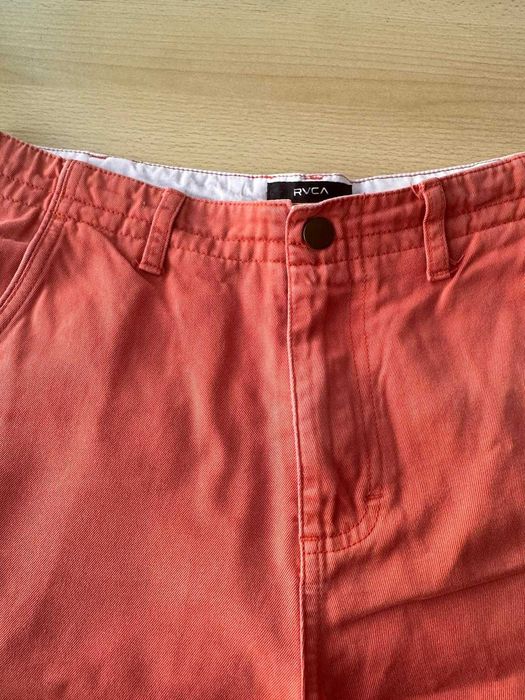 Calção masculino, cor coral/salmão, da marca RVCA