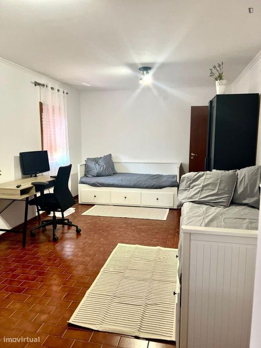 Quarto - localizado em Canidelo Porto
