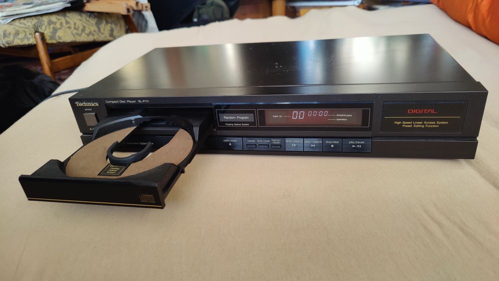 Technics  SL P 111    CD Player