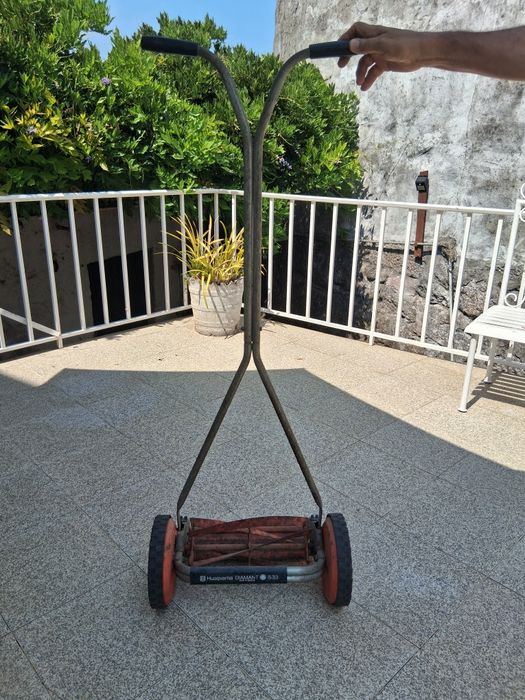 Aparador de relva manual, da marca Husqvarna