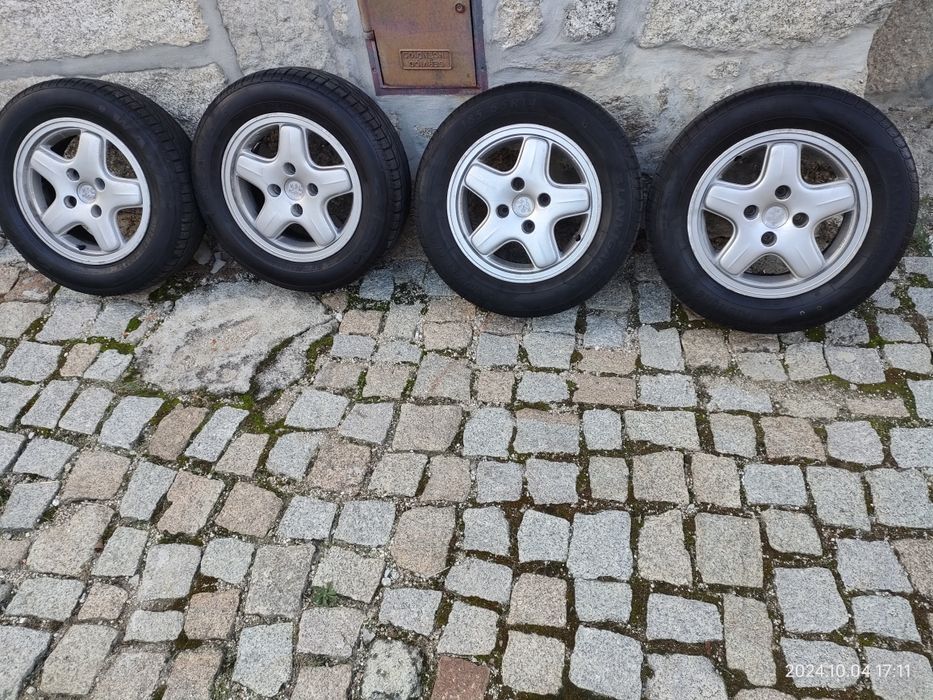 Jantes e pneus  em muito bom estado