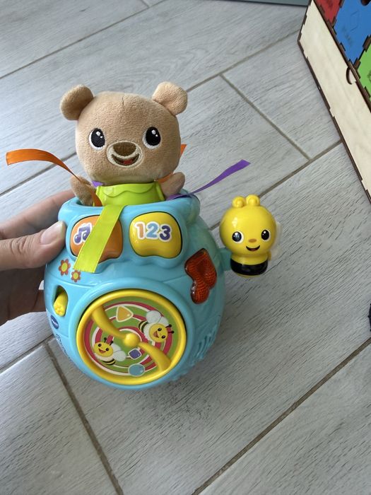 Інтерактивна іграшка VTech Peek-a-Boo Bear (ведмедик, що вискакує з "горщика" з бджілкою