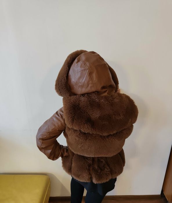 Kurtka damska z eko skóry z kapturem i futerkiem