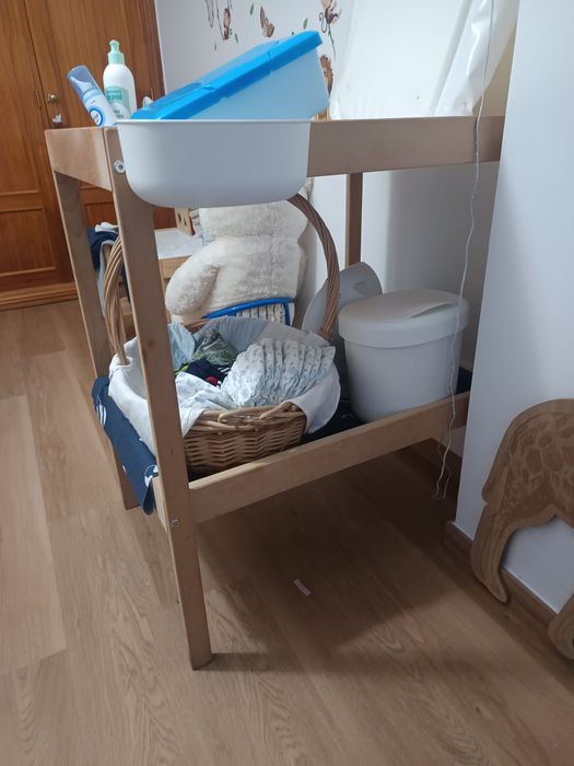 Vendo fraldário com colchão e cestos