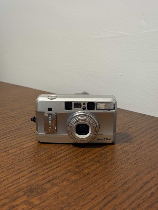 Câmara Analógica Fujifilm Zoom 120V 35mm – Compacta e Fiável