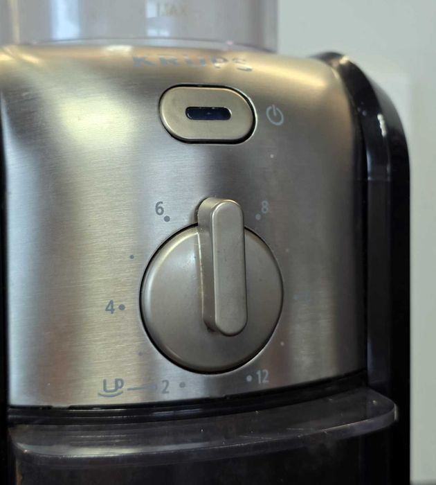 Ekspres kolbowy DeLonghi Dedica EC685.BK + młynek Krups GVX2 + dodatki