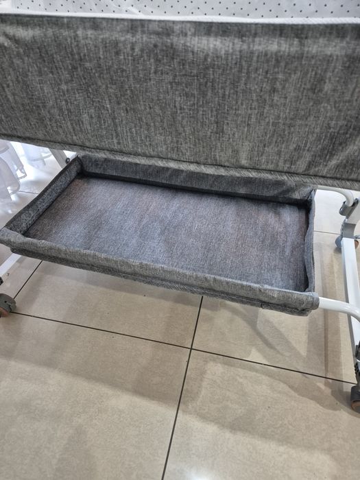 Wielofunkcyjne łóżeczko dziecięce z funkcją kołysanki