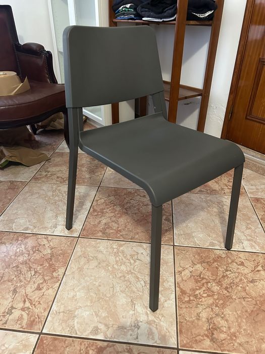 Cadeira metal e plástico