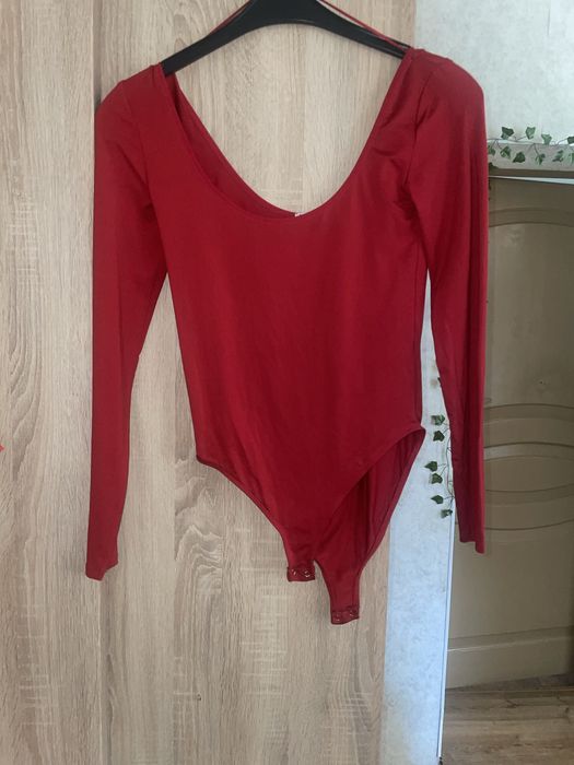 Боді червоне з вирізом на грудях тв спині