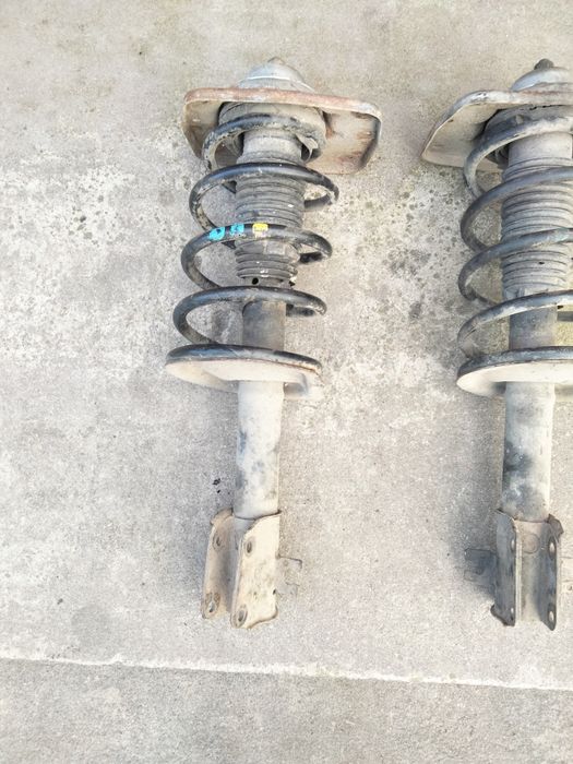 Продам передні стійки Пежо Експерт під реставрацію