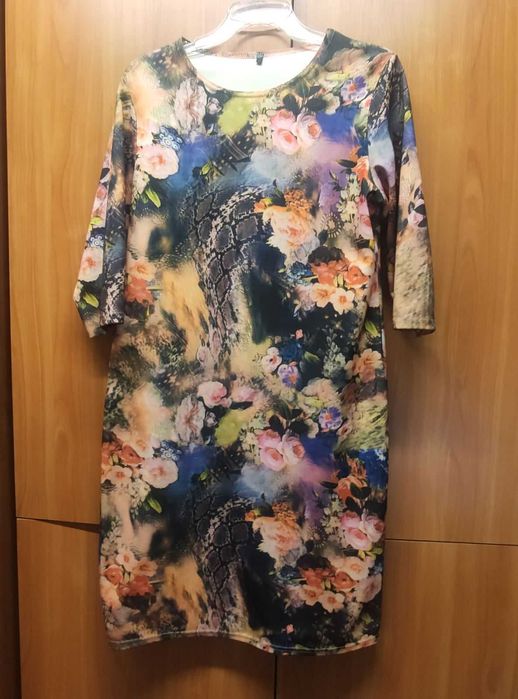 Elegancka sukienka w kolorowe kwiaty, rozmiar 46