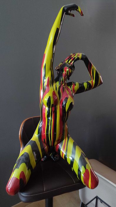 Figura feminina em pose artística