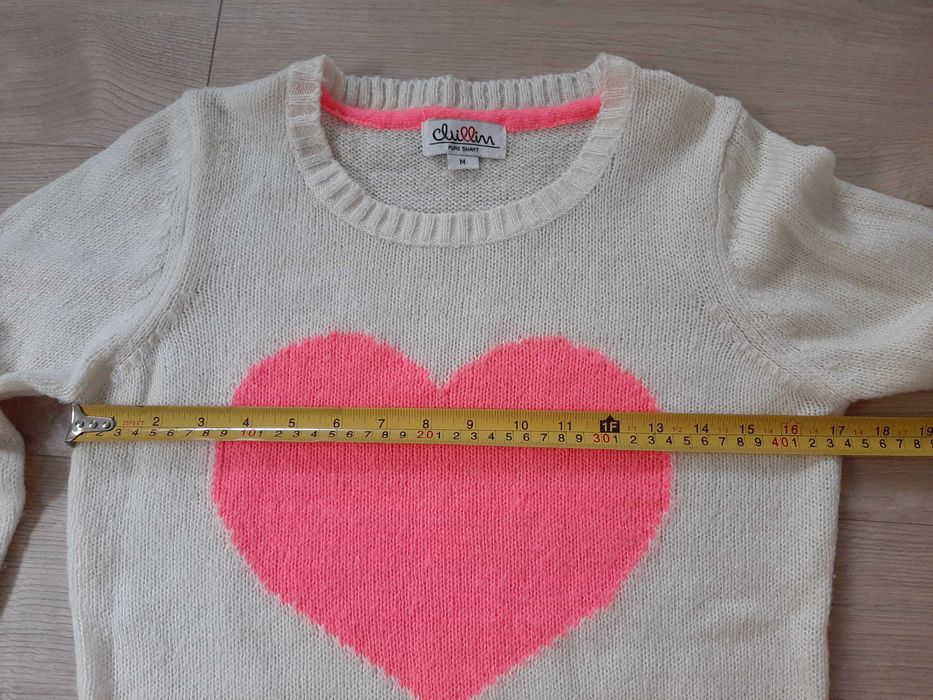 CHILLIN Sweterek Écru z Różowym Sercem. Rozmiar M.
