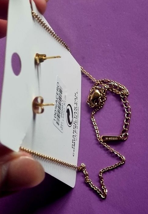 Conjunto dourado (colar e brincos) com asas de anjo. Tem extensor