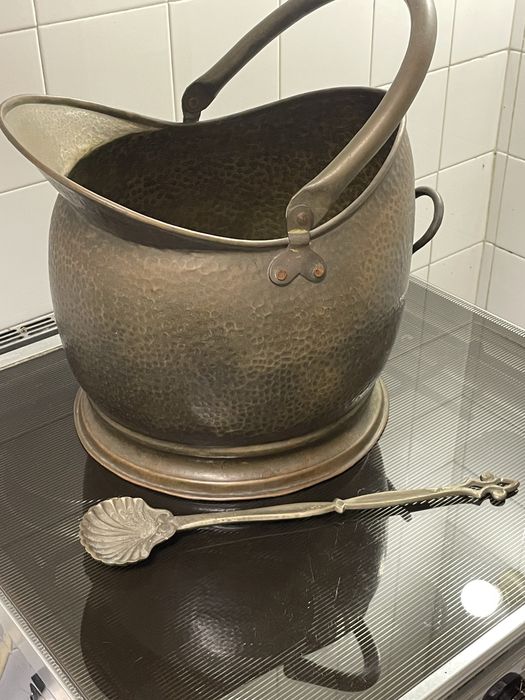 Panela em liga de cobre e latão martelado
