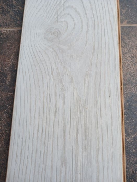 Продам ламинат недорого