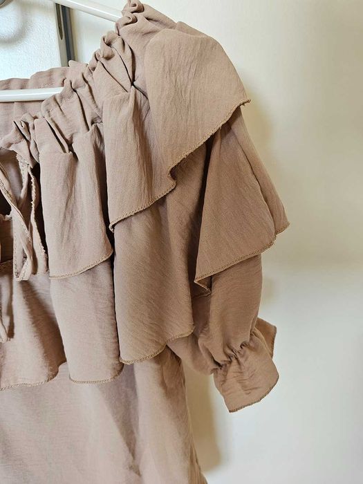 Blusa com folhos, bege