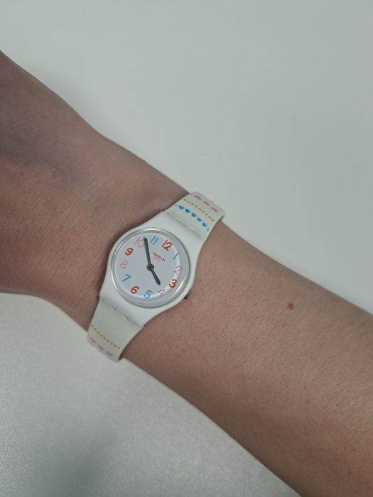 Dziewczęcy delikatny zegarek swatch lady serduszka