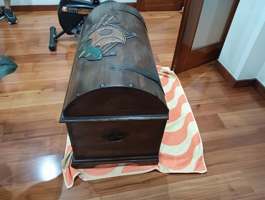 Baú em madeira muito bonita como nova