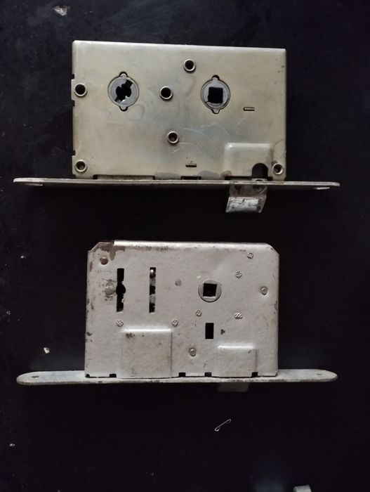 Замки/ручки/ключі/шпінгалети/гачки/ланцюг до дверей