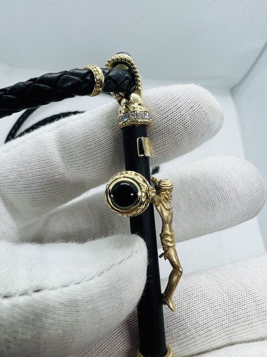 Золотой крест , эбеновое дерево, 1.15 карат.