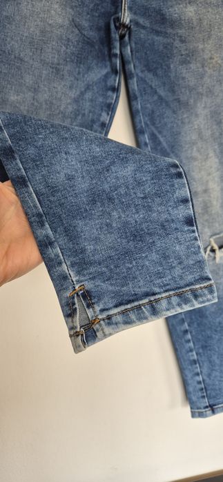 Spodnie jeansowe damskie granatowe dziury Mohito 36