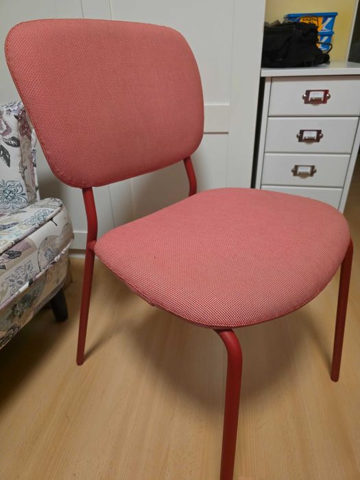 3 krzesła do kuchni  z metalową ramą, miękkim siedziskiem