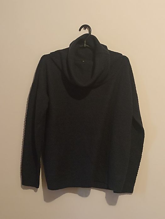 Светр темно синього кольору.