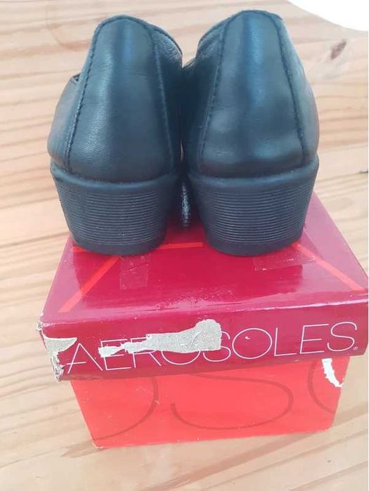 Sapatos 37,5 de cunha pretos em pele e borracha marca Aerosoles (ver todas as fotos)