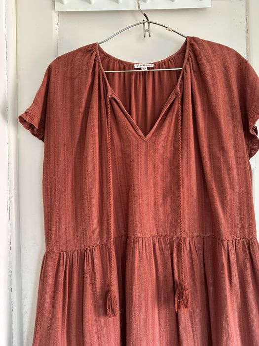 Vestido Anne Weyburn, cor de tijolo, 44, folhos na saia, forro