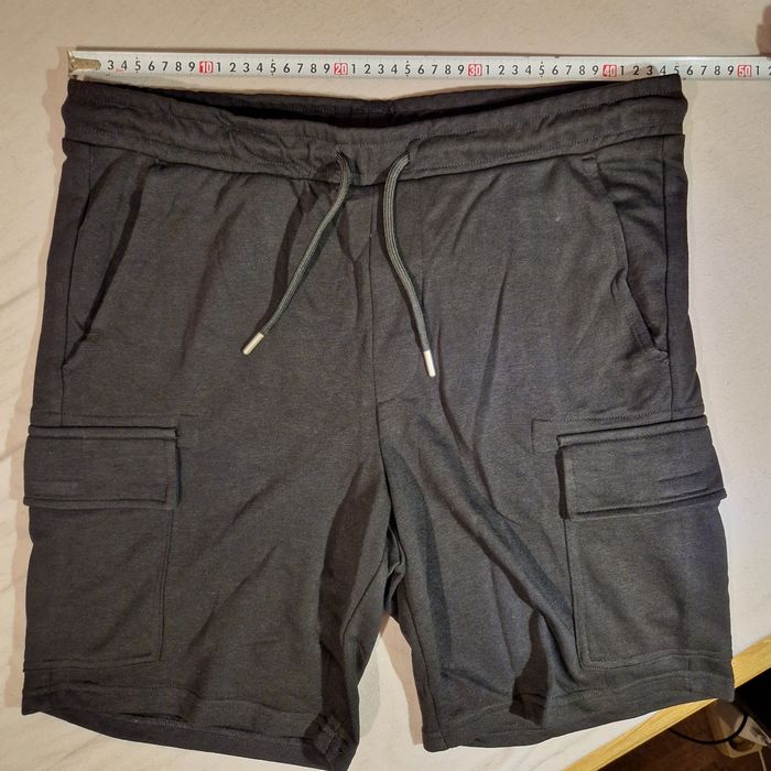 Calções em tecido com bolsos laterais
Novo por estrear
N 46 L
N 50 xl