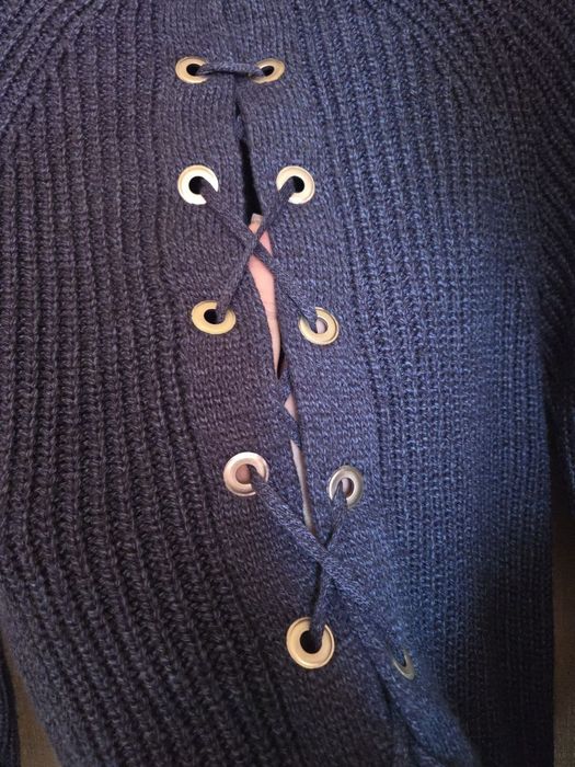 Светрик зі шнуровкою на спині