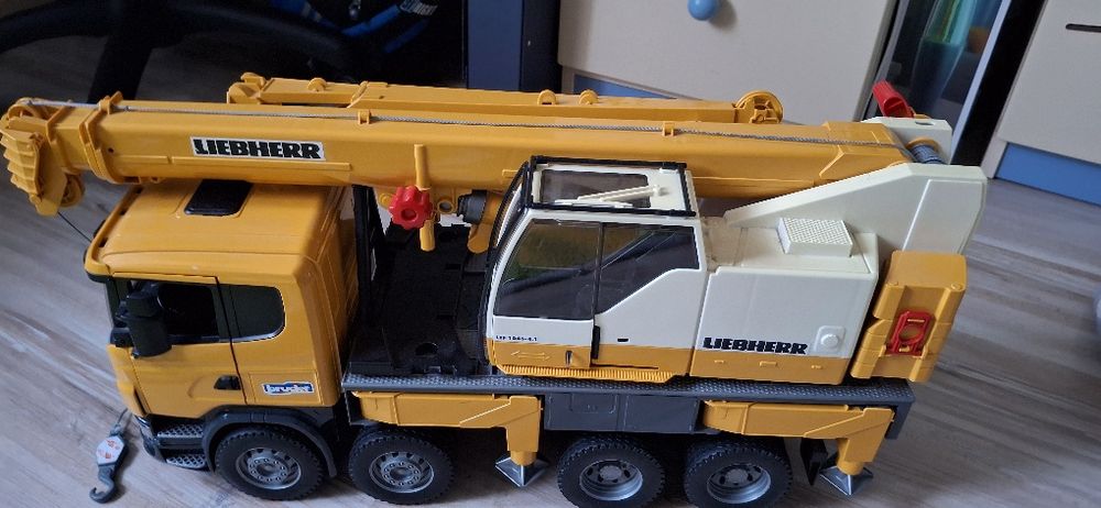 Bruder 03571 Ciężarówka Scania Super 560R z żurawiem Liebherr