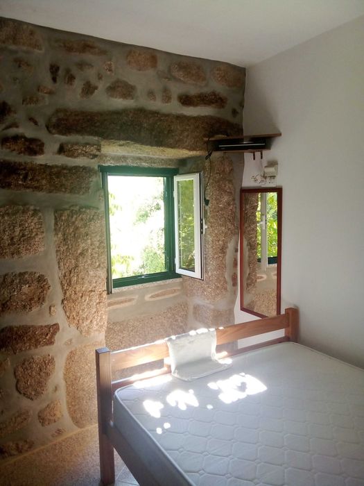 Moradia T2 restaurada em ambiente rural