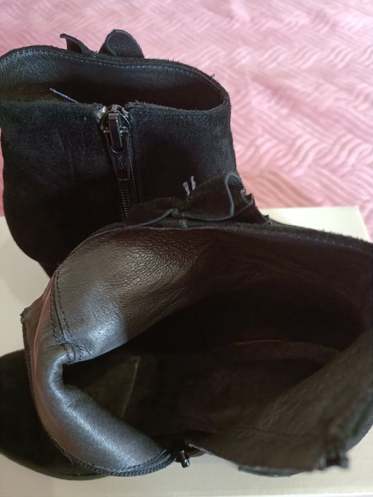 Botas de camurça e pele pretas tamanho 35