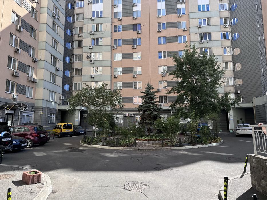 метро Лівобережна Раїси Окіпної 4. Кухня студия 35м2 та 2 окремі кімнати, 2 санвузли та Газова плита.