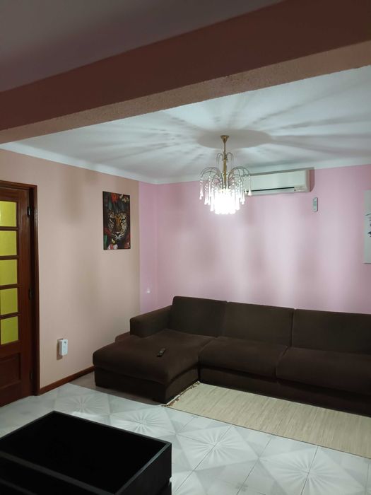 Casa para alugar com três quartos e cozinha equipada e sala mobilada.