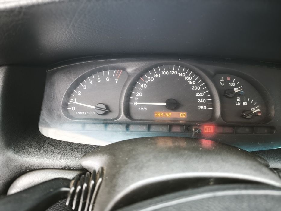 Опель Вектра В 2.0 бензин