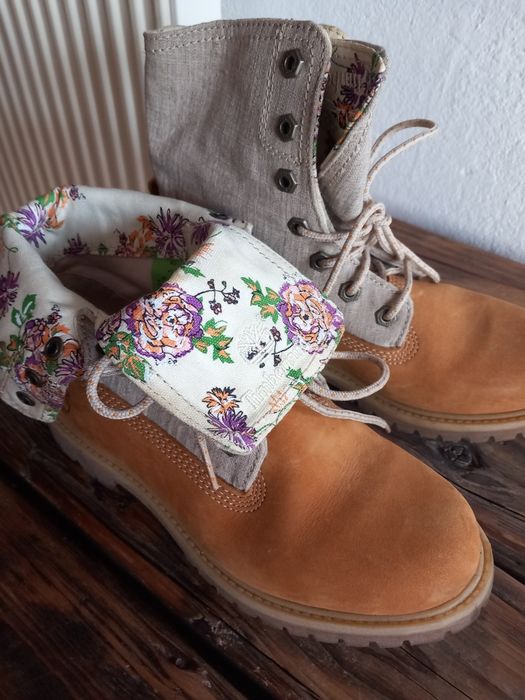 Timberlandy,trapery w kolorze biszkoptowym.