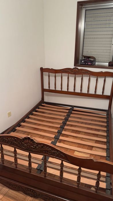 Cama e mesinhas de cabeceira