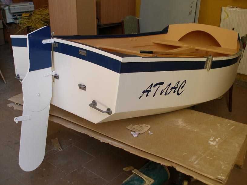 Продам небольшую лодку-швертбот.