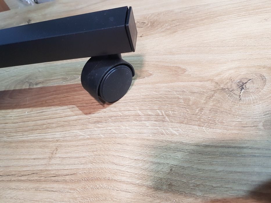 Mobilny stolik pod laptopa / Biurko regulowane na kółkach